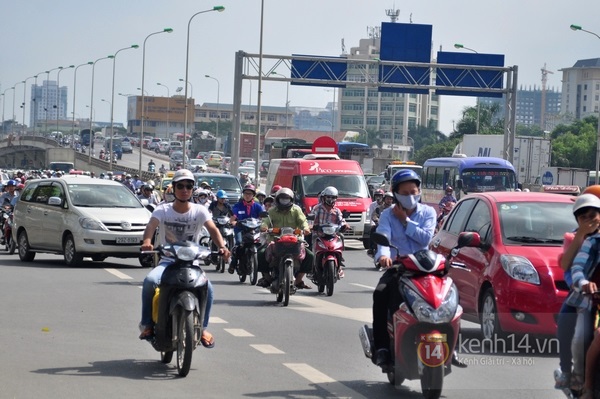 Sĩ tử vội vàng về quê sau khi kết thúc kỳ thi đại học đợt 1 12