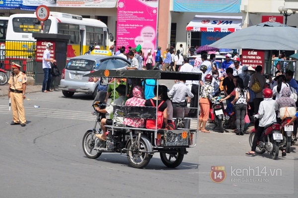 Sĩ tử vội vàng về quê sau khi kết thúc kỳ thi đại học đợt 1 15