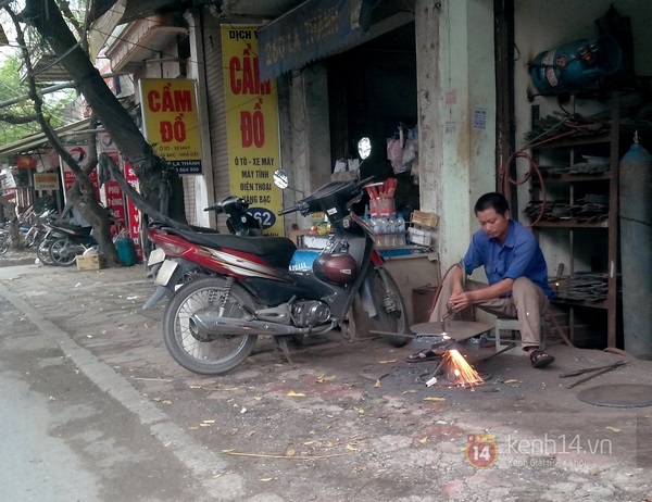 Phố phun lửa "dọa" người đi đường ở Hà Nội 7