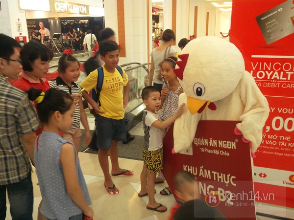 Người Hà Nội chen chân tại TT thương mại, vui chơi dưới lòng đất lớn nhất châu Á 11