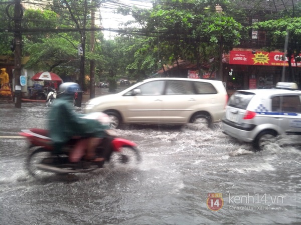 Ảnh hưởng bão, Hà Nội mưa lớn, ngập sâu 20