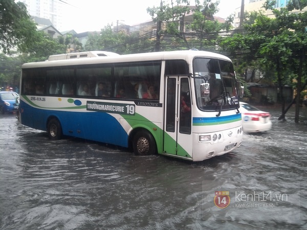 Ảnh hưởng bão, Hà Nội mưa lớn, ngập sâu 1