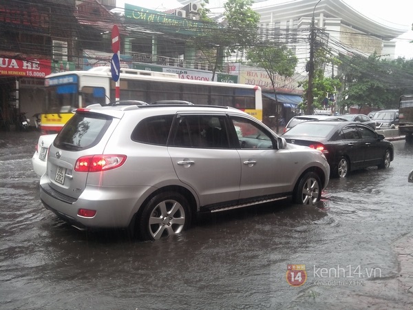 Ảnh hưởng bão, Hà Nội mưa lớn, ngập sâu 4