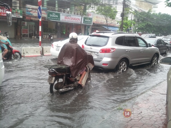 Ảnh hưởng bão, Hà Nội mưa lớn, ngập sâu 5