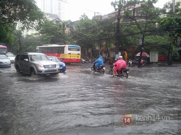 Ảnh hưởng bão, Hà Nội mưa lớn, ngập sâu 6