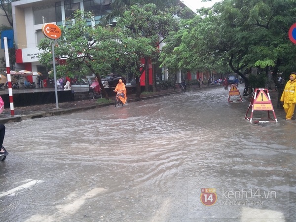 Ảnh hưởng bão, Hà Nội mưa lớn, ngập sâu 2