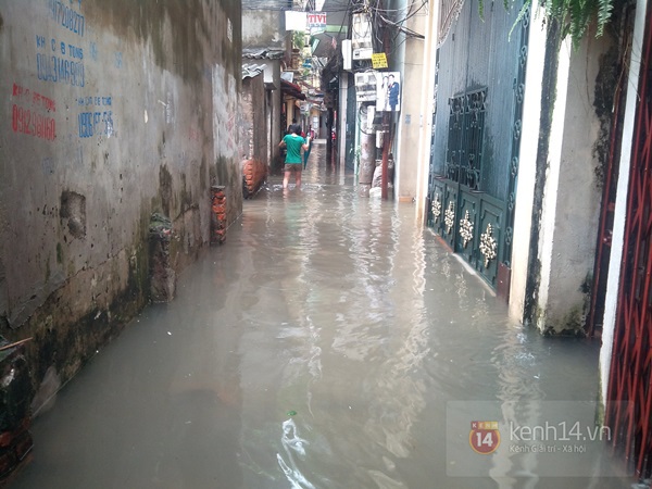 Hà Nội: Nước ngập sâu khu dân cư, người dân be bờ ngăn lụt 5