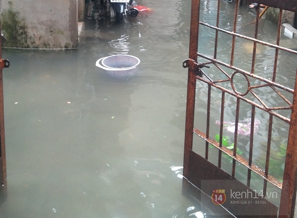 Hà Nội: Nước ngập sâu khu dân cư, người dân be bờ ngăn lụt 10