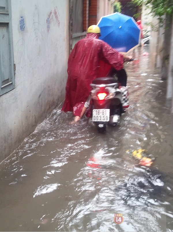 Hà Nội: Nước ngập sâu khu dân cư, người dân be bờ ngăn lụt 11