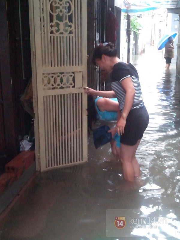 Hà Nội: Nước ngập sâu khu dân cư, người dân be bờ ngăn lụt 12
