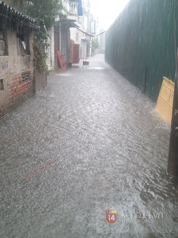 Hà Nội: Nước ngập sâu khu dân cư, người dân be bờ ngăn lụt 1