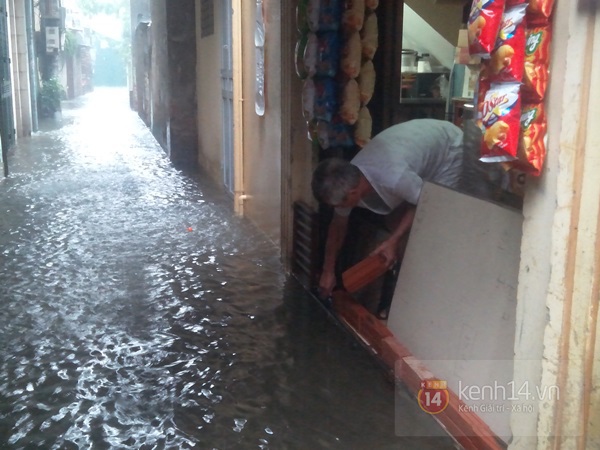 Hà Nội: Nước ngập sâu khu dân cư, người dân be bờ ngăn lụt 3