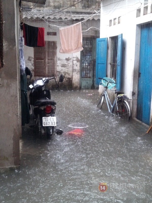 Hà Nội: Nước ngập sâu khu dân cư, người dân be bờ ngăn lụt 16