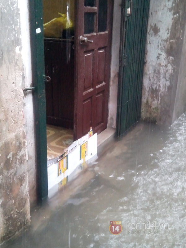 Hà Nội: Nước ngập sâu khu dân cư, người dân be bờ ngăn lụt 15