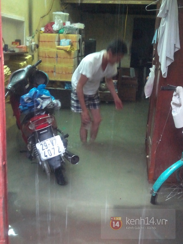 Hà Nội: Nước ngập sâu khu dân cư, người dân be bờ ngăn lụt 2