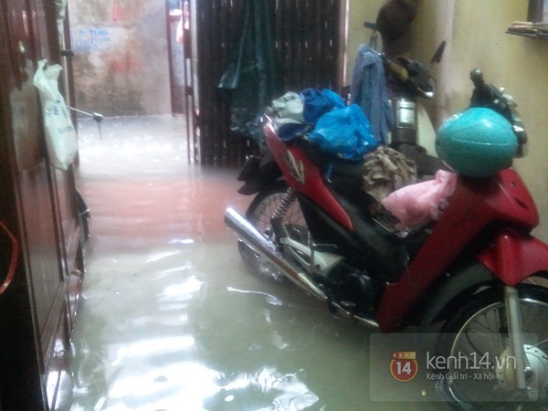Hà Nội: Nước ngập sâu khu dân cư, người dân be bờ ngăn lụt 8