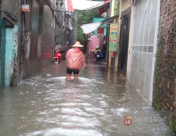 Hà Nội: Nước ngập sâu khu dân cư, người dân be bờ ngăn lụt 6