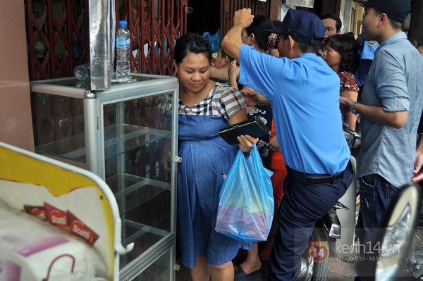 Vật vã ngồi bệt xuống cả lòng đường để chờ mua bánh trung thu "hot" nhất Hà Nội 14