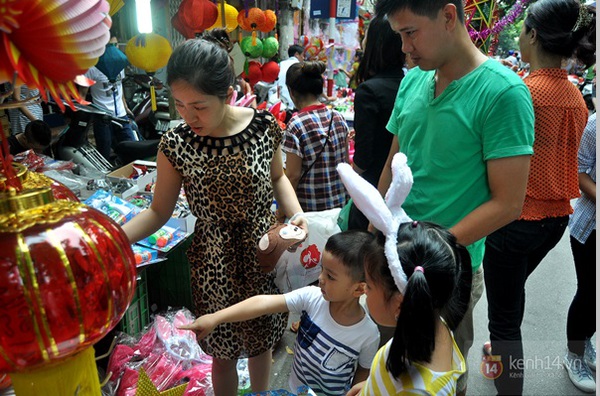 Trẻ em H&agrave; Nội h&aacute;o hức đ&oacute;n Tết Trung thu 1