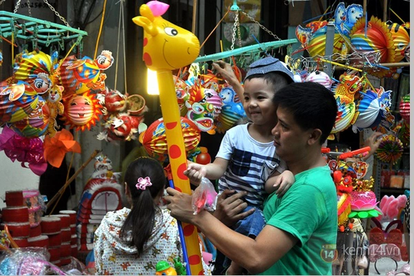 Trẻ em H&agrave; Nội h&aacute;o hức đ&oacute;n Tết Trung thu 16
