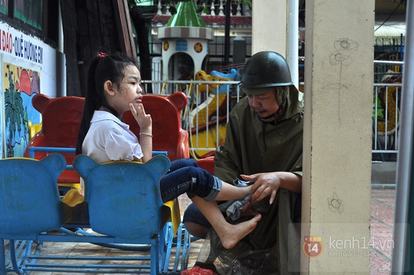 Xúc động hình ảnh "hát" Quốc ca bằng tay tại lễ khai giảng trong mưa 6