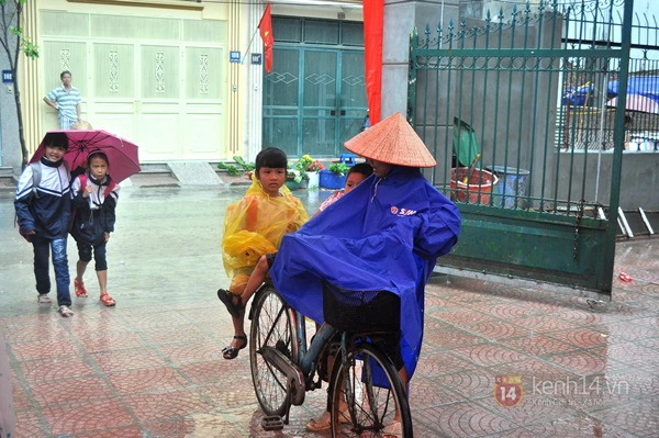 Xúc động hình ảnh "hát" Quốc ca bằng tay tại lễ khai giảng trong mưa 9