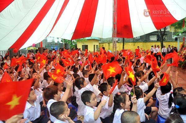 Xúc động hình ảnh "hát" Quốc ca bằng tay tại lễ khai giảng trong mưa 22