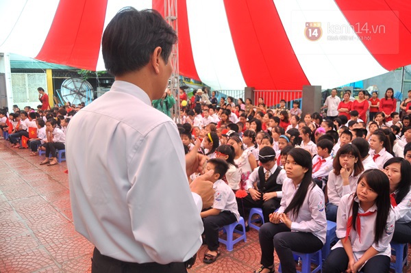 Xúc động hình ảnh "hát" Quốc ca bằng tay tại lễ khai giảng trong mưa 5