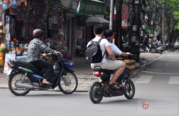 Hà Nội: Học sinh cấp 3 tấp nập đi xe đạp điện không đội mũ bảo hiểm 3