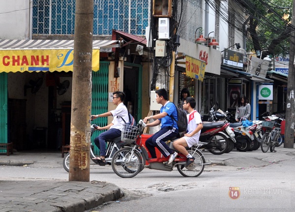 Hà Nội: Học sinh cấp 3 tấp nập đi xe đạp điện không đội mũ bảo hiểm 2