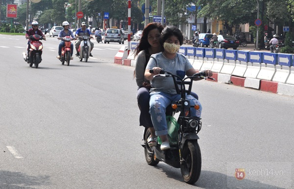 Hà Nội: Học sinh cấp 3 tấp nập đi xe đạp điện không đội mũ bảo hiểm 4