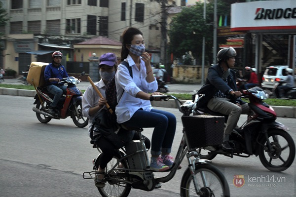 Hà Nội: Học sinh cấp 3 tấp nập đi xe đạp điện không đội mũ bảo hiểm 1