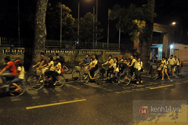 Chùm ảnh: Những tiếng khóc nghẹn ngào nức nở trước cửa nhà Đại tướng Võ Nguyên Giáp 18