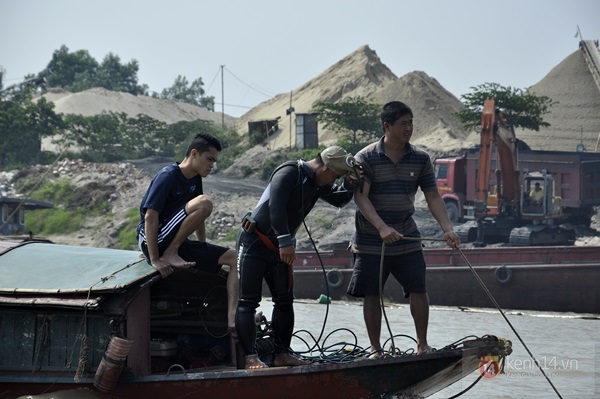 "Mỗi lần cứu hộ chạm vào vật cản nào đó, chúng tôi cứ ngỡ là đã tìm thấy chị Huyền..." 5