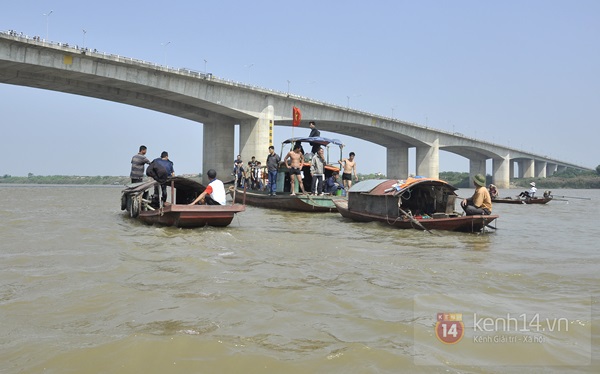 "Mỗi lần cứu hộ chạm vào vật cản nào đó, chúng tôi cứ ngỡ là đã tìm thấy chị Huyền..." 1