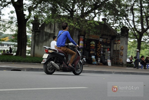 Chùm ảnh: Đi xe máy "xịn", ung dung "quên" mũ bảo hiểm 9