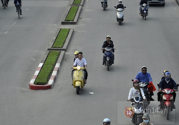 Chùm ảnh: Đi xe máy "xịn", ung dung "quên" mũ bảo hiểm 8