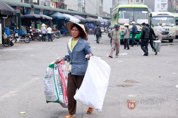 Người dân hối hả rời Hà Nội về quê đón Tết 11