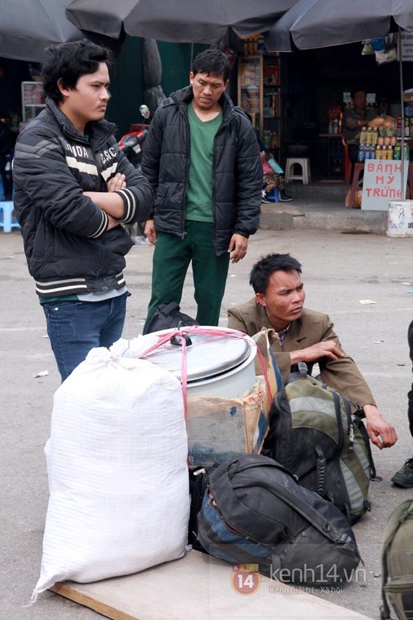 Người dân hối hả rời Hà Nội về quê đón Tết 12