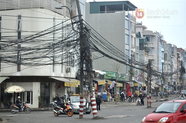 "Tuyến phố cột điện" kì dị ở Hà Nội 8