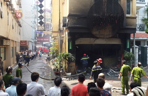 Hà Nội: Lửa thiêu rụi quán Karaoke, 5 người tử vong 2