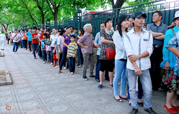 Hàng nghìn người xếp hàng vào viếng Lăng Chủ tịch Hồ Chí Minh nhân kỉ niệm Sinh nhật Người 1