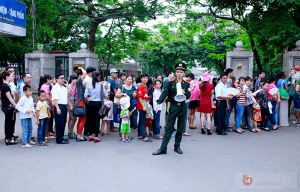 Hàng nghìn người xếp hàng vào viếng Lăng Chủ tịch Hồ Chí Minh nhân kỉ niệm Sinh nhật Người 3