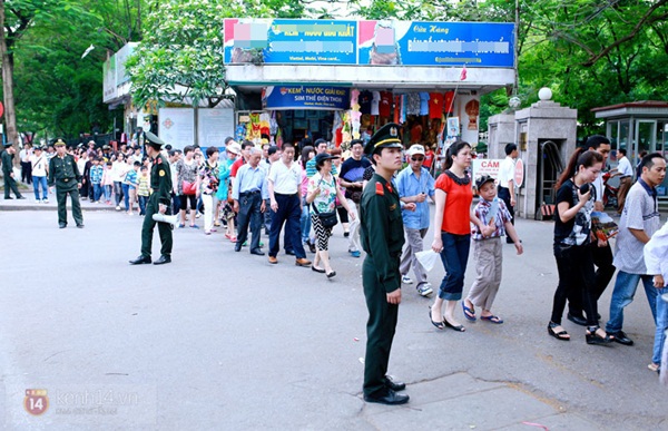 Hàng nghìn người xếp hàng vào viếng Lăng Chủ tịch Hồ Chí Minh nhân kỉ niệm Sinh nhật Người 6