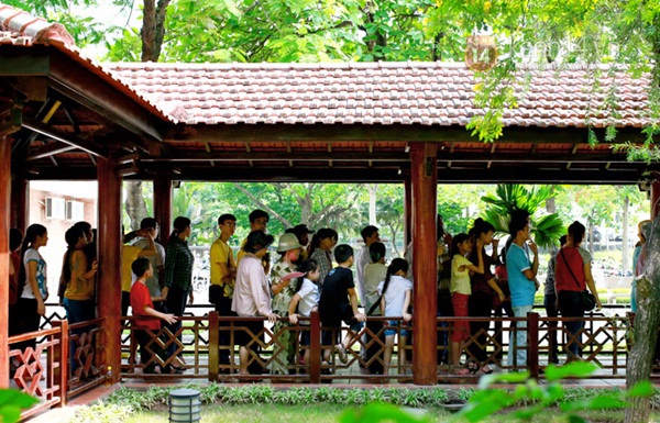 Hàng nghìn người xếp hàng vào viếng Lăng Chủ tịch Hồ Chí Minh nhân kỉ niệm Sinh nhật Người 14