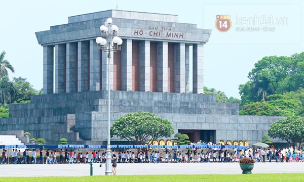 Hàng nghìn người xếp hàng vào viếng Lăng Chủ tịch Hồ Chí Minh nhân kỉ niệm Sinh nhật Người 19