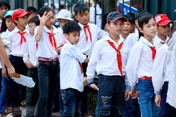 Hàng nghìn người xếp hàng vào viếng Lăng Chủ tịch Hồ Chí Minh nhân kỉ niệm Sinh nhật Người 2