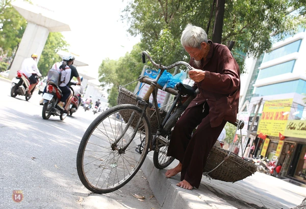 Cụ ông 86 tuổi và 20 năm chân trần đạp xe bán rong trên phố Hà Nội 15