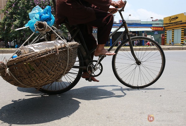 Cụ ông 86 tuổi và 20 năm chân trần đạp xe bán rong trên phố Hà Nội 6