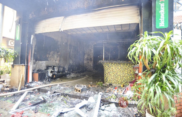 Hà Nội: Lửa thiêu rụi quán Karaoke, 5 người tử vong 1 Hà Nội: Lửa thiêu rụi quán Karaoke, 5 người tử vong 1